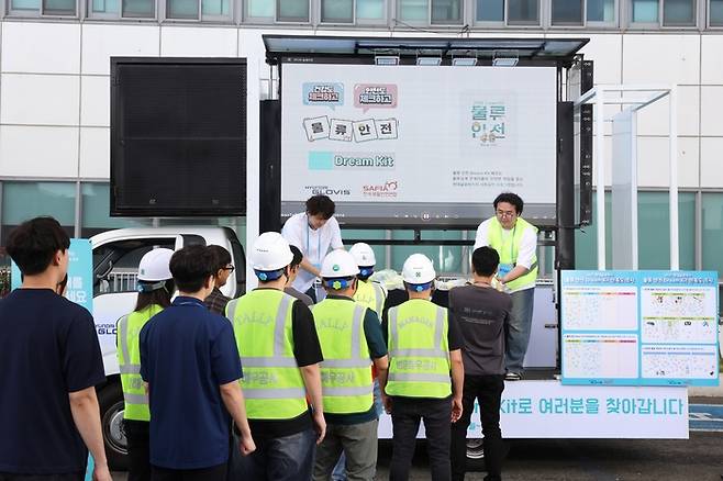 지난 29일 전남 광양 한국국제터미널에서 현대글로비스 관계자가 물류업계 종사자에게 안전용품을 전달하고 있다. 현대글로비스는 오는 11월까지 1만명에게 경광봉과 안전 조끼 등을 전달하고 혈압과 당뇨 검사 등 간단한 검진도 시행할 예정이다. <현대글로비스>