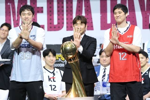 이승현은 “솔직히 말하면 전력 자체가 많이 바뀌었다 보니 그렇게 바라볼 수 있다. 프로의 세계는 냉정하고 우리가 이제 다시 시작하는 팀이라고 해도 그걸 기다려주지는 않는다. 성장이 필요한 팀이지만 그렇게 시즌을 버릴 수도 없다”며 “그러나 농구는 개인이 아닌 팀으로 하는 스포츠다. 4번 포지션만큼은 제일 자신 있다. 이를 중심으로 부족한 부분을 잘 채워준다면 괜찮다”고 자신했다. 사진=KBL 제공