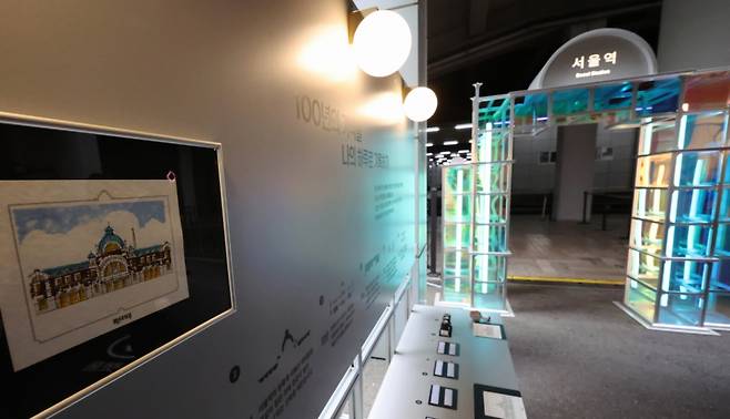 30일 서울 중구 문화역 서울 284에서 열린 구 서울역사 준공 100주년 기념 특별기획전 '백년과 하루:기억에서 상상으로' 전시 미디어행사에서 준공 이후 100년간 열리지 않았던 플랫폼 연결 통로가 공개되고 있다. / 사진 = 뉴스1