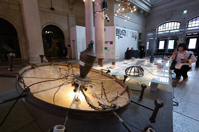 30일 서울 중구 문화역 서울 284에서 열린 옛 서울역 준공 100주년 기념전시 '백년과 하루' 기자간담회에서 참석자들이 전시를 관람하고 있다. / 사진 = 뉴시스