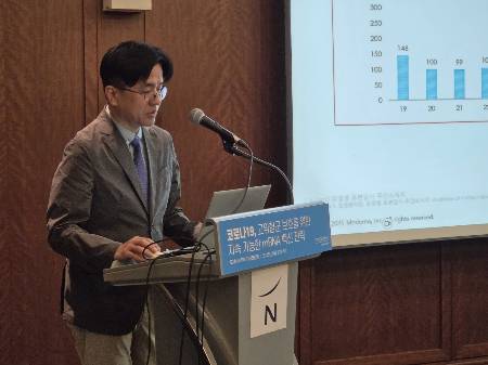 한림대 강남성심병원 감염내과 이재갑 교수가 30일 모더나코리아가 개최한 기자간담회에서 ‘국내 코로나19 및 롱코비드 현황과 대응 과제’를 주제로 코로나19 유행 현황과 이에 대응하는 예방 백신의 효과와 안전성에 대해 발표하고 있다./사진=박정렬 기자