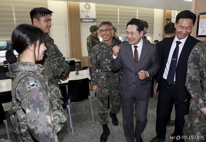 (포천=뉴스1) 국회사진기자단 = 장동혁 국민의힘 대표가 30일 경기 포천시 육군 제6보병사단 2여단 GOP대대를 찾아 장교들을 격려하고 있다. 2025.9.30/뉴스1  Copyright (C) 뉴스1. All rights reserved. 무단 전재 및 재배포,  AI학습 이용 금지. /사진=(포천=뉴스1) 국회사진기자단
