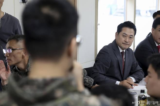 [서울=뉴시스] 국회사진기자단 = 장동혁 국민의힘 대표가 30일 경기 포천시 육군 제6보병사단 2여단 GOP대대에서 장병들과 간담회를 갖고 있다. 2025.09.30. photo@newsis.com /사진=