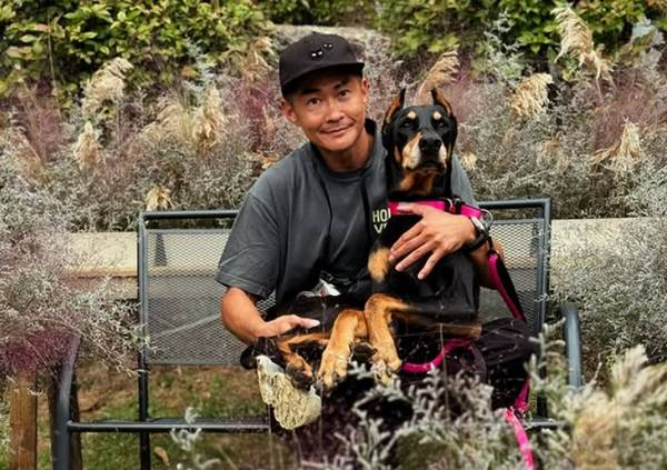 배우 배정남이 그간 지극정성으로 돌본 반려견 벨을 떠나보냈다. 사진은 배우 배정남과 반려견 벨 모습. /사진=배정남 인스타그램 캡