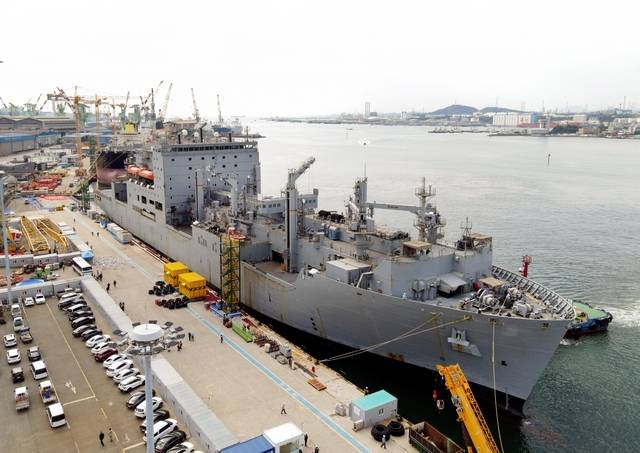 미 해군 7함대 소속의 4만1000t급 화물보급함 ‘USNS 앨런 셰퍼드함’이 29일 정기 정비를 위해 울산 HD현대미포 인근 염포부두에 정박해 있다. HD현대중공업은 이날부터 안전장비·설비 점검, 장비 검사 등에 착수했다. HD현대중공업 제공