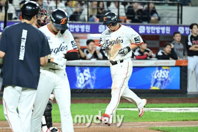 29일 대전 한화생명 볼파크 야구장에서 열린 '2025 신한 SOL BANK KBO리그' LG 트윈스와 한화 이글스 경기. 한화 노시환이 6회말 2사 만루에서 이원석 볼넷 출루로 밀어내기 득점을 하고 있다./대전 = 한혁승 기자