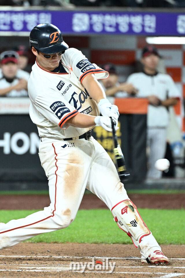 29일 대전 한화생명 볼파크 야구장에서 열린 '2025 신한 SOL BANK KBO리그' LG 트윈스와 한화 이글스 경기. 한화 노시환이 6회말 무사 1루에 안타를 치고 있다./대전 = 한혁승 기자