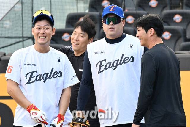 29일 대전 한화생명 볼파크 야구장에서 열린 '2025 신한 SOL BANK KBO리그' LG 트윈스와 한화 이글스 경기. 경기 전 한화 하주석, 류현진과 LG 김현수, 오지환이 인사를 나누며 웃고 있다. 서로 정규리그 1위를 목표로 함께 웃는 선수들./대전=유진형 기자 zolong@mydaily.co.kr