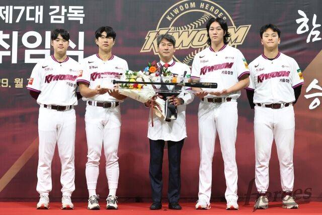 정현우, 송성문, 설종진 감독, 안우진, 김건희(왼쪽부터)./키움 히어로즈