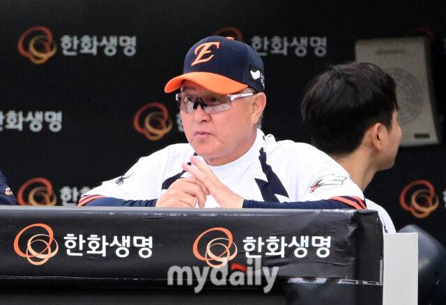 2025년 9월 27일 오후 대전 한화생명 볼파크에서 열린 '2025 신한 SOL뱅크 KBO 리그' LG 트윈스와 한화 이글스의 경기. 한화 김경문 감독이 지켜보고 있다./대전=유진형 기자 zolong@mydaily.co.kr
