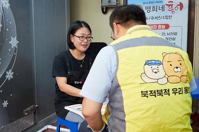 전라남도 목포시 동부시장에서 ‘명희네 홍어’를 운영 중인 김명희(49)씨. [카카오 제공]