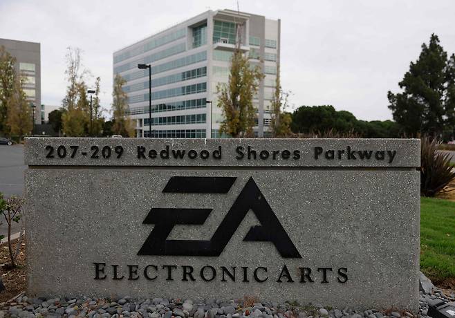 29일(현지시간) 캘리포니아 레드우드시티에 있는 일렉트로닉 아츠(Electronic Arts) 본사 앞에 간판이 세워져 있다.{AFP]