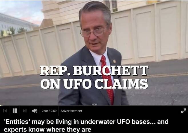 미 하원 감시위원회 소속인 팀 버쳇 의원이  UFO 연구자인 ‘레드 판다 코알라’와 거리에서 인터뷰를 하고 있다. [데일리메일]