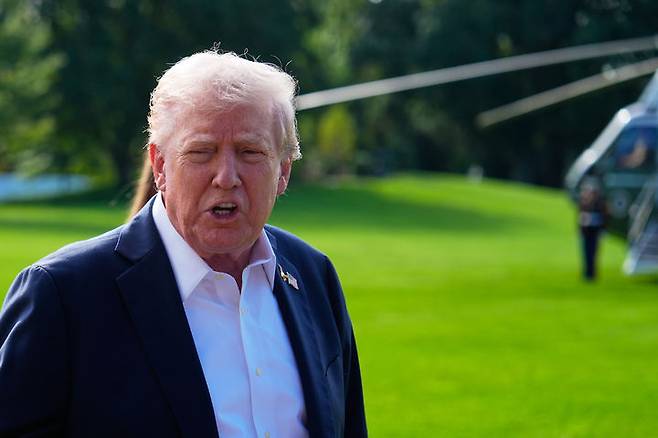 [워싱턴=AP/뉴시스]도널드 트럼프 미국 대통령이 26일(현지 시간) 미국과 유럽 간 골프 대항전 라이더컵 관전을 위해 백악관을 떠나기 전 취재진 질문에 답하고 있다. 2025.09.30.