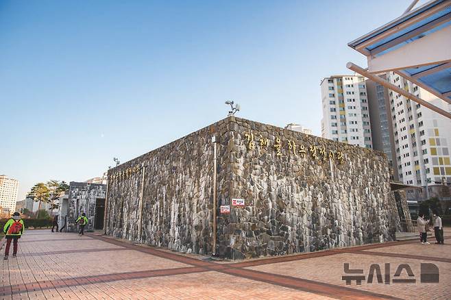 [김해=뉴시스]추석 연휴 김해 걷고 싶은 길, 율하천길. (사진=김해시 제공). 2025.09.30. photo@newsis.com