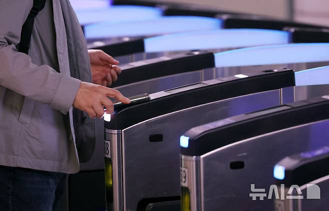 [서울=뉴시스] 김진아 기자 = 서울 시내 지하철 개찰구. 2025.04.29. bluesoda@newsis.com