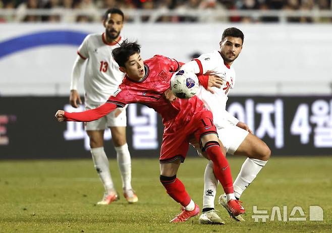 [수원=뉴시스] 정병혁 기자 = 25일 경기 수원시 수원월드컵경기장에서 열린 2026 국제축구연맹(FIFA) 북중미 월드컵 아시아 지역 3차 예선 B조 8차전 대한민국과 요르단의 경기, 대한민국 양민혁이 상대와 몸싸움을 하고 있다. 2025.03.25. jhope@newsis.com