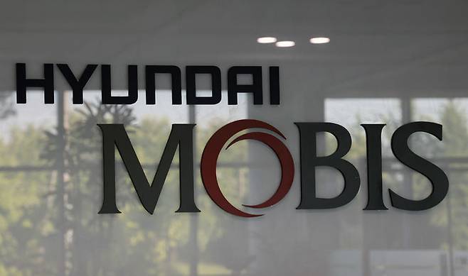 [세종=뉴시스] 같은 날 찾은 충북 진천의 현대모비스 진천공장에서도 자동화의 위력을 확인할 수 있었다. 현대모비스는 적극적인 R&D 투자를 통해 전기차 핵심인 파워모듈 등 전동화 부문 매출이 지난 2020년 4조2000억원에서 지난해 12조2000억원까지 3배 가까이 뛰었다. (사진=산업부 제공) 2024.05.27. photo@newsis.com *재판매 및 DB 금지