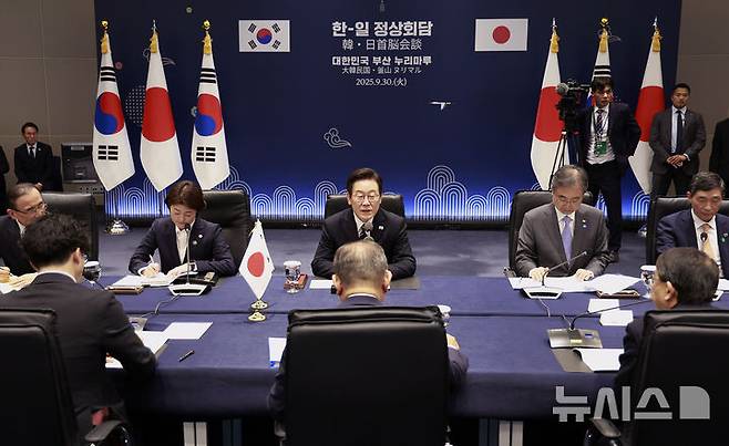 [부산=뉴시스] 최동준 기자 = 이재명 대통령과 이시바 시게루 일본 총리가 30일 부산 누리마루 APEC 하우스에서 한일 정상회담을 하고 있다. 2025.09.30. photocdj@newsis.com