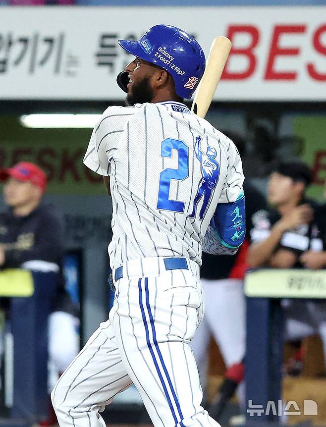 [대구=뉴시스] 이무열 기자 = 30일 대구 수성구 삼성라이온즈파크에서 열린 2025 신한 SOL 뱅크 KBO리그 KIA 타이거즈와 삼성 라이온즈의 경기, 21회말 1사 주자 1,3루 상황에서 삼성 디아즈가 스리런 홈런을 치고 있다. 2025.09.30. lmy@newsis.com