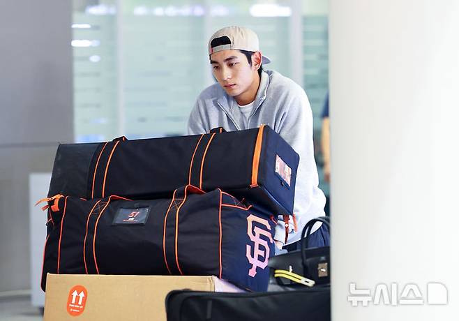 [인천공항=뉴시스] 최진석 기자 = 메이저리그(MLB) 첫 풀타임 시즌을 마친 샌프란시스코 이정후가 30일 인천국제공항 제2여객터미널을 통해 귀국하고 있다. 2025.09.30. myjs@newsis.com
