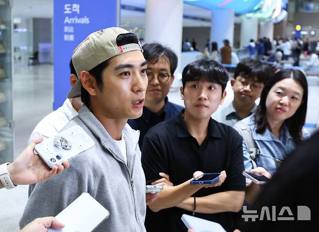 [인천공항=뉴시스] 최진석 기자 = 메이저리그(MLB) 첫 풀타임 시즌을 마친 샌프란시스코 이정후가 30일 인천국제공항 제2여객터미널을 통해 귀국해 취재진의 질문에 답하고 있다. 2025.09.30. myjs@newsis.com