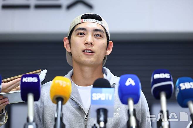 [인천공항=뉴시스] 최진석 기자 = 메이저리그(MLB) 첫 풀타임 시즌을 마친 샌프란시스코 이정후가 30일 인천국제공항 제2여객터미널을 통해 인터뷰하고 있다. 2025.09.30. myjs@newsis.com