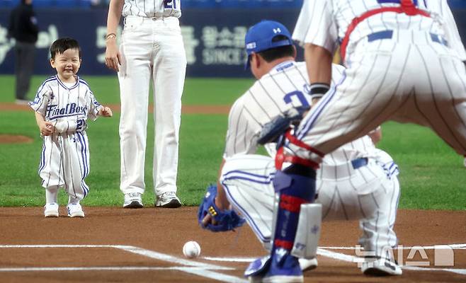 [대구=뉴시스] 이무열 기자 = 30일 대구 수성구 삼성라이온즈파크에서 열린 2025 신한 SOL 뱅크 KBO리그 KIA 타이거즈와 삼성 라이온즈 경기에 앞서 삼성 오승환 아들 서준군이 시구를 하고 있다. 2025.09.30. lmy@newsis.com