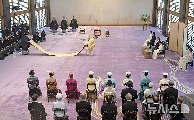 [AP/뉴시스] 일본 나루히토 왕의 동생이자 왕세자인 아키시노의 아들인 해사시토 왕자가 6일 19세 생일을 맞아 성년식을 국왕과  왕세자 부처 및 왕실의 공주들 앞에서 치르고 있다