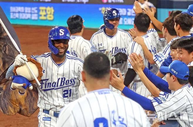 [대구=뉴시스] 이무열 기자 = 30일 대구 수성구 삼성라이온즈파크에서 열린 2025 신한 SOL 뱅크 KBO리그 KIA 타이거즈와 삼성 라이온즈의 경기, 1회말 1사 주자 1,3루 상황에서 삼성 다아즈가 스리런 홈런을 친 뒤 더그아웃에 들어서며 동료들과 기뻐하고 있다. 2025.09.30. lmy@newsis.com