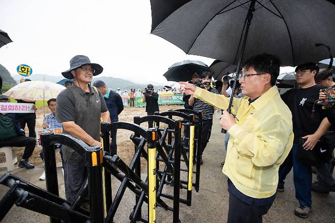 김성환 환경부 장관이 지난달 26일 경북 김천시 소재 감천댐 후보지를 방문하여 현장을 점검하고 지자체, 시민단체, 지역주민의 의견을 청취하고 있다. 환경부 제공