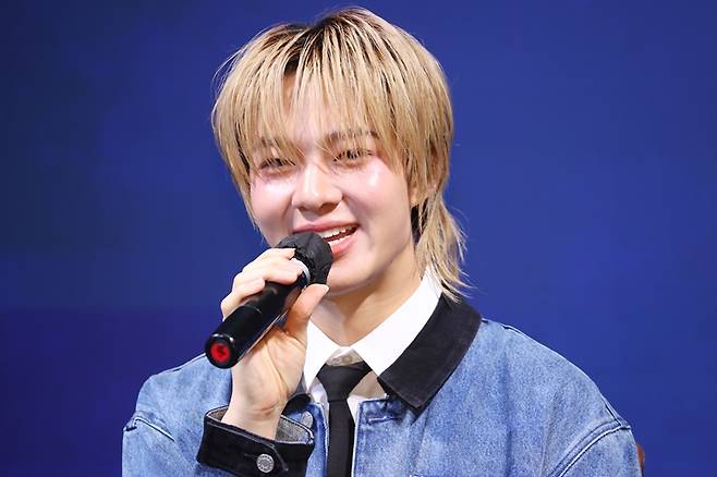 누뉴 차와린은 30일 저녁 6시 한국 데뷔 싱글 '리브 미 위드 유어 러브'을 발매한다. 연합뉴스