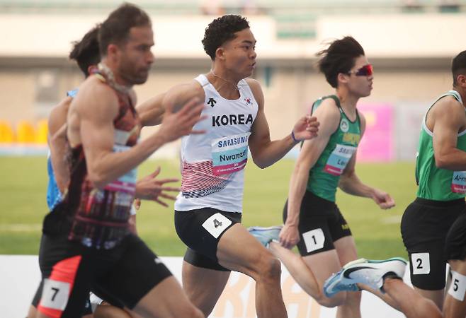 지난 5월 28일 오후 경북 구미시민운동장에서 열린 2025 아시아육상경기선수권대회 남자 100ｍ 준결선에서 나마디 조엘진(19·예천군청·사진 하얀색 유니폼)이 전력질주하고 있다. 연합뉴스