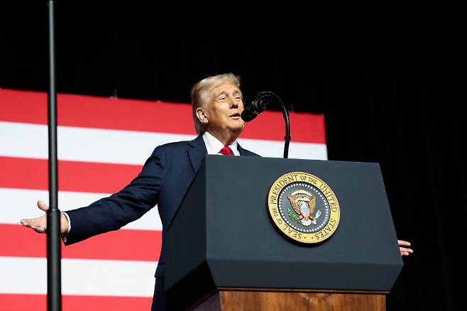 미군 장성들 앞에서 연설하는 트럼프. 연합뉴스