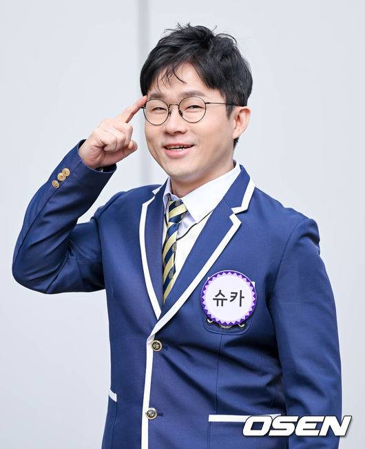 [OSEN=고양, 조은정 기자] 16일 오후 경기도 고양시 일산동구 JTBC스튜디오에서 '아는 형님' 녹화가 진행됐다.크리에이터 슈카가 '아는 형님' 녹화 출근길에 포즈를 취하고 있다.  2023.02.16 /cej@osen.co.kr