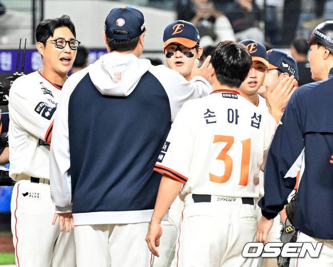 [OSEN=대전, 민경훈 기자] 29일 오후 대전 한화생명볼파크에서 2025 신한 SOL Bank KBO리그&nbsp;한화 이글스와&nbsp;LG 트윈스의 경기가 열렸다.이 경기에서 한화는 LG에 7-3으로&nbsp;승리했다.&nbsp;정규리그 우승 매직넘버 ‘1’을 남겨둔 LG가 이날 승리하거나 무승부만 했어도 대전에서 축포를 터뜨릴 수 있었지만 한화가 가로막았다.&nbsp;경기를 마치고 한화 선수들이 하이파이브를 하고 있다. 2025.09.29 /rumi@osen.co.kr