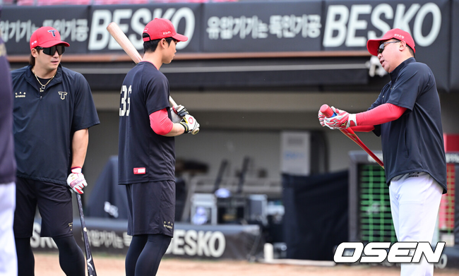 이범호 감독이 박재현에게 타격을 가르치고 있다. /OSEN DB