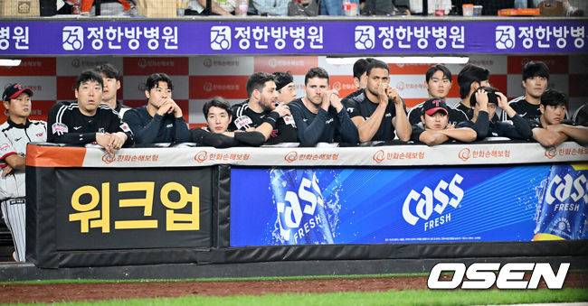 [OSEN=대전, 민경훈 기자] 29일 오후 대전 한화생명볼파크에서 2025 신한 SOL Bank KBO리그&nbsp;한화 이글스와&nbsp;LG 트윈스의 경기가 열렸다.이 경기에서 한화는 LG에 7-3으로&nbsp;승리했다.&nbsp;정규리그 우승 매직넘버 ‘1’을 남겨둔 LG가 이날 승리하거나 무승부만 했어도 대전에서 축포를 터뜨릴 수 있었지만 한화가 가로막았다.&nbsp;9회초 LG 선수들이 덕아웃에서 아쉬워하고 있다.  2025.09.29 /rumi@osen.co.kr