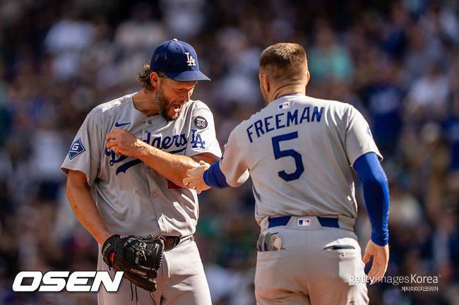 [사진] LA 다저스 클레이튼 커쇼가 6회 투수 교체를 위해 올라온 프레디 프리먼과 웃으며 얘기하고 있다. ⓒGettyimages(무단전재 및 재배포 금지)
