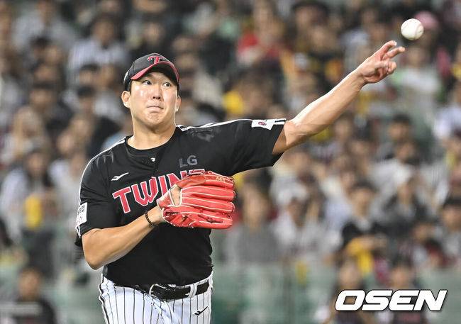 [OSEN=울산, 이석우 기자] 25일 울산 문수야구장에서 2025 신한 SOL 뱅크 KBO 리그 롯데 자이언츠와 LG 트윈스의 경기가 열렸다. 홈팀 롯데는 감보아가, 방문팀 LG는 손주영이 선발로 나섰다. LG 트윈스 손주영이 7회말 1사 롯데 자이언츠 고승민의 타구를 잡아 1루에 던져 아웃시키고 있다. 2025.09.25 / foto0307@osen.co.kr