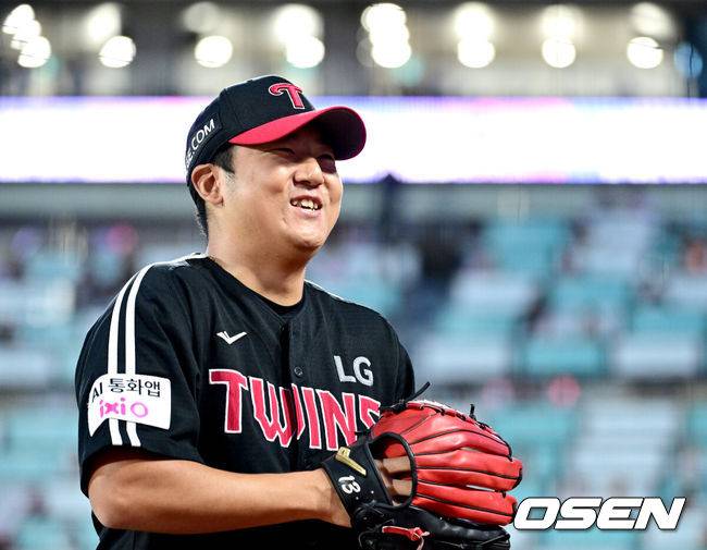 [OSEN=수원, 최규한 기자] 18일 수원 KT위즈파크에서 ‘2025 신한 SOL Bank KBO리그’ KT 위즈와 LG 트윈스의 더블헤더 2차전이 열렸다.홈팀 KT는 패트릭 머피, 방문팀 LG는 송승기를 선발로 내세웠다. 1회말 KT 공격을 삼자범퇴로 막아낸 LG 선발 송승기가 더그아웃으로 향하며 미소짓고 있다. 2025.09.18 / dreamer@osen.co.kr