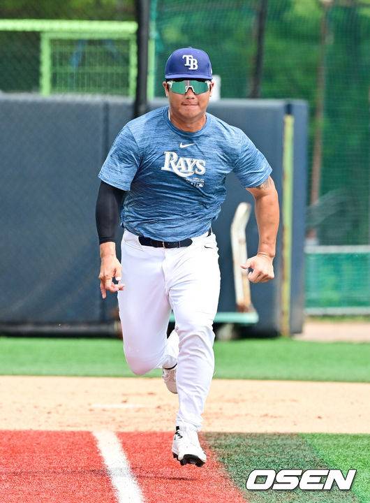 [OSEN=고양, 박준형 기자]  18일 경기도 고양시 대화동 고양 국가대표 야구훈련장에서 KBO 신인드래프트 트라이아웃이 진행됐다.이번 트라이아웃은 해외 아마 및 프로 출신 선수, 고교/대학 선수 등록 후 중퇴 선수가 대상이다.신우열이 주루를 선보이고 있다.      2025.08.18 / soul1014@osen.co.kr