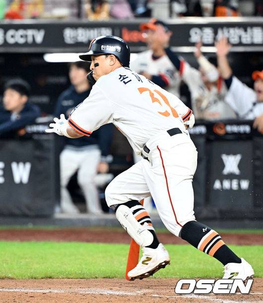 [OSEN=대전, 민경훈 기자] 29일 오후 대전 한화생명볼파크에서 2025 신한 SOL Bank KBO리그&nbsp;한화 이글스와&nbsp;LG 트윈스의 경기가 열렸다. 6회말 2사 주자 만루 한화 손아섭이 중견수 앞 2타점 적시타를 때리고 있다.  2025.09.29 /rumi@osen.co.kr