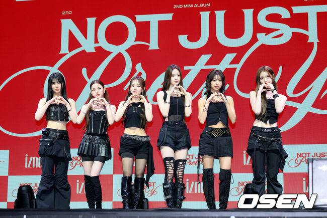 [OSEN=이대선 기자] 30일 오후 서울 예스24라이브홀에서 izna(이즈나) 두 번째 미니앨범 ‘Not Just Pretty(낫 저스트 프리티)’를 발매 기념 쇼케이스가 열렸다.izna의 새 앨범은 Z세대의 감정을 담아내며 ‘예쁘다’라는 이미지를 넘어 다채로운 매력을 보여준다. 타이틀곡 ‘Mamma Mia(맘마미아)’는 테디가 프로듀싱한 미니멀하면서도 중독성 있는 사운드로 izna가 스스로의 직감을 믿고 당당히 나아가겠다는 메시지를 담았다.이즈나가 포토타임을 가지고 있다. 2025.09.30 /sunday@osen.co.kr