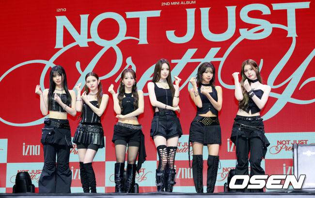 [OSEN=이대선 기자] 30일 오후 서울 예스24라이브홀에서 izna(이즈나) 두 번째 미니앨범 ‘Not Just Pretty(낫 저스트 프리티)’를 발매 기념 쇼케이스가 열렸다.izna의 새 앨범은 Z세대의 감정을 담아내며 ‘예쁘다’라는 이미지를 넘어 다채로운 매력을 보여준다. 타이틀곡 ‘Mamma Mia(맘마미아)’는 테디가 프로듀싱한 미니멀하면서도 중독성 있는 사운드로 izna가 스스로의 직감을 믿고 당당히 나아가겠다는 메시지를 담았다.이즈나가 포토타임을 가지고 있다. 2025.09.30 /sunday@osen.co.kr