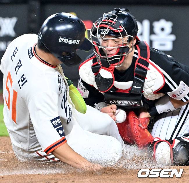[OSEN=대전, 민경훈 기자] 29일 오후 대전 한화생명볼파크에서 2025 신한 SOL Bank KBO리그 한화 이글스와 LG 트윈스의 경기가 열렸다.한화는 정우주, LG는 임찬규를 선발 투수로 내세웠다.3회말 2사 주자 2루 한화 노시환의 좌익수 앞 안타때 한화 문현빈이 홈으로 몸을 날렸다. LG 포수 박동원이 좌익수 문성주의 홈 송구를 놓치는 포구 실책을 범하면서 한화 문현빈의 득점이 인정됐다.  2025.09.29 /rumi@osen.co.kr