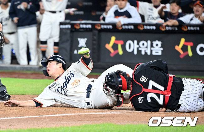 [OSEN=대전, 민경훈 기자] 29일 오후 대전 한화생명볼파크에서 2025 신한 SOL Bank KBO리그&nbsp;한화 이글스와&nbsp;LG 트윈스의 경기가 열렸다.한화는&nbsp;정우주, LG는&nbsp;임찬규를 선발 투수로 내세웠다.3회말 2사 주자 2루 한화 노시환의 좌익수 앞 안타때 한화 문현빈이 홈으로 몸을 날렸다. LG 포수 박동원이 좌익수 문성주의 홈 송구를 놓치는 포구 실책을 범하면서 한화 문현빈의 득점이 인정됐다.  한화 문현빈이 구심에게 어필하고 있다. 2025.09.29 /rumi@osen.co.kr