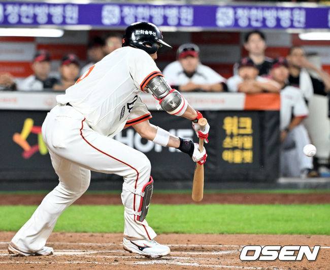 [OSEN=대전, 민경훈 기자] 26일 오후 대전 한화생명볼파크에서 2025 신한 SOL Bank KBO리그 한화 이글스와 LG 트윈스의 경기가 열렸다.한화는 류현진, LG는 치리노스를 선발 투수로 내세웠다.7회말 1사 주자 2,3루 한화&nbsp;하주석이&nbsp;번트를 시도하고 있다. 2025.09.26 /rumi@osen.co.kr