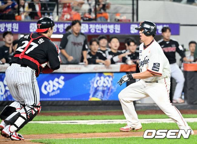 [OSEN=대전, 민경훈 기자] 26일 오후 대전 한화생명볼파크에서 2025 신한 SOL Bank KBO리그 한화 이글스와 LG 트윈스의 경기가 열렸다.한화는 류현진, LG는 치리노스를 선발 투수로 내세웠다.7회말 1사 주자 2,3루 한화 하주석 번트 때 런다운에 걸렸던 3루 주자 노시환이 LG 박동원이 빈 글러브로 태그하는 바람에 득점에 성공하고 있다. 2025.09.26 /rumi@osen.co.kr