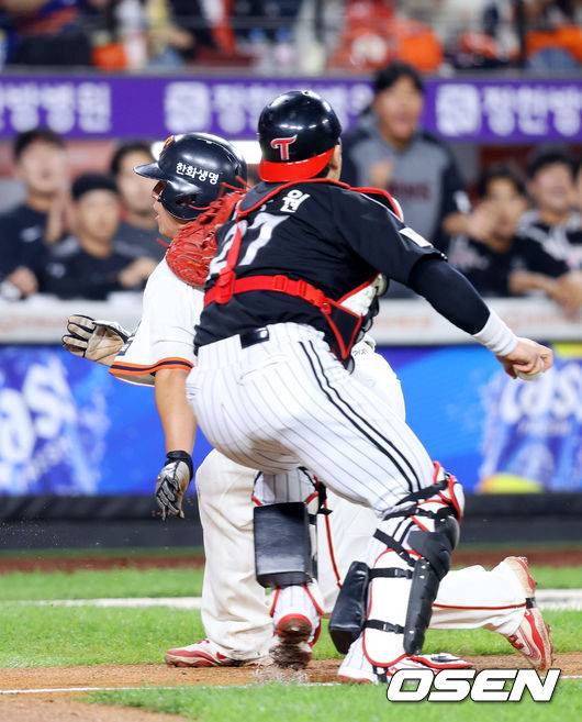 [OSEN=대전, 민경훈 기자] 26일 오후 대전 한화생명볼파크에서 2025 신한 SOL Bank KBO리그 한화 이글스와 LG 트윈스의 경기가 열렸다.한화는 류현진, LG는 치리노스를 선발 투수로 내세웠다.7회말 1사 주자 2,3루 한화&nbsp;하주석&nbsp;번트 때 런다운에 걸렸던 3루 주자&nbsp;노시환이 LG 박동원이 빈 글러브로 태그하는 바람에 득점에 성공하고 있다. 2025.09.26 /rumi@osen.co.kr